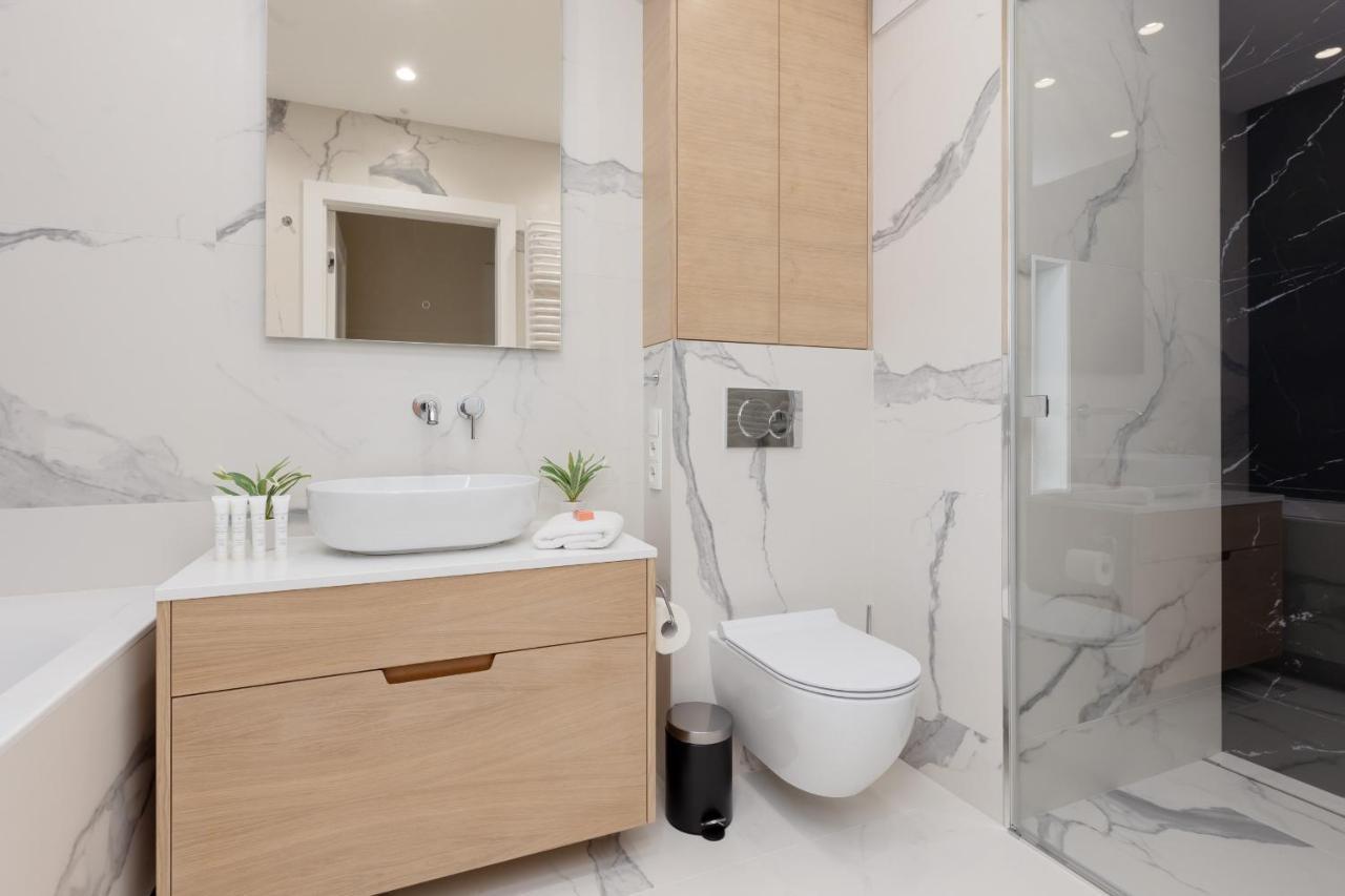 Deluxe Apartment Wronia 45 With Ac, Parking & Balcony By Renters Prestige Warschau Exterior foto